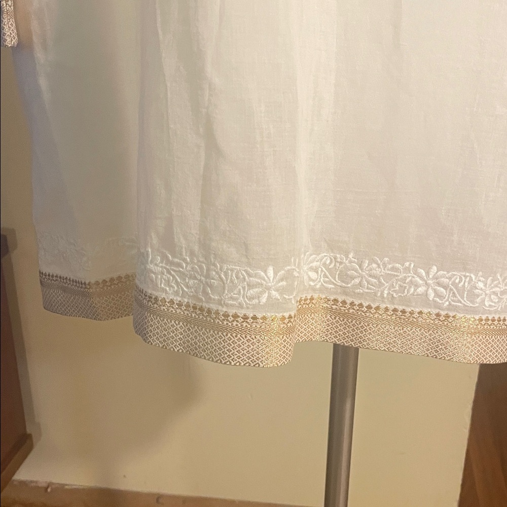 Ralph Lauren Linen V-Neck Elegant White Embroidered and Trimmed in Gold Top - Picture 4 of 10